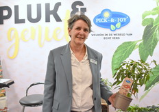 Petra Molenaar van Vreugdenhil Youngplants met de Pick & Joy. 